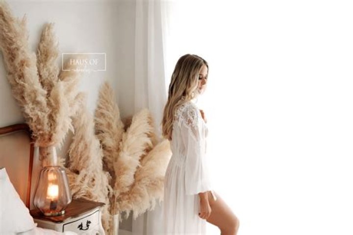 'Boudoir photographer' talks taking sexy snaps