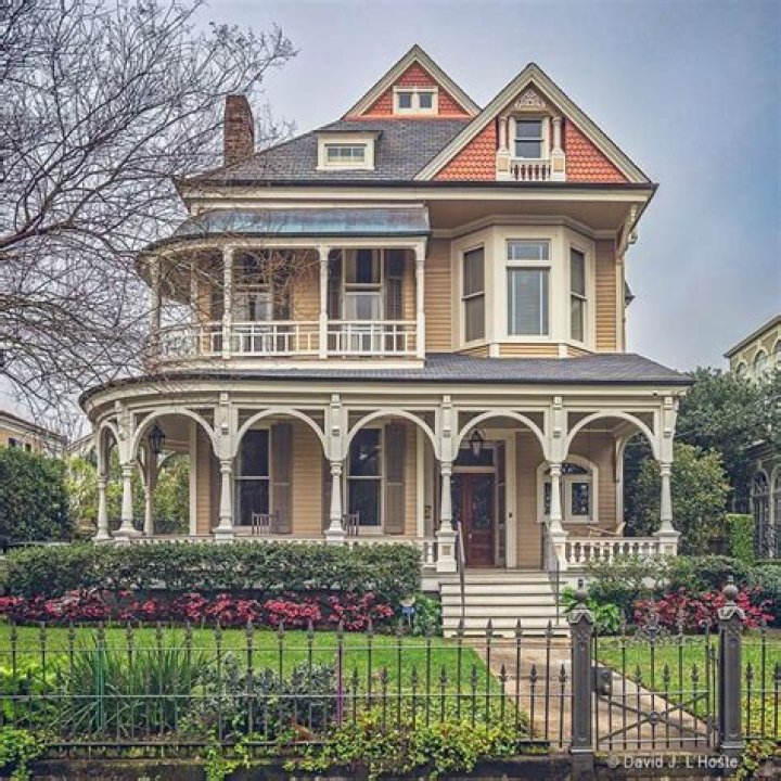 'Brady Bunch's Maureen McCormick makes over old homes in new show
