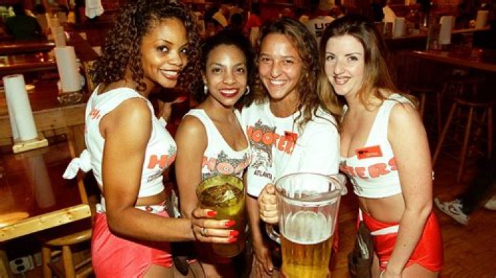 'Flat' Hooters waitress shows how she fakes huge boobs for job
