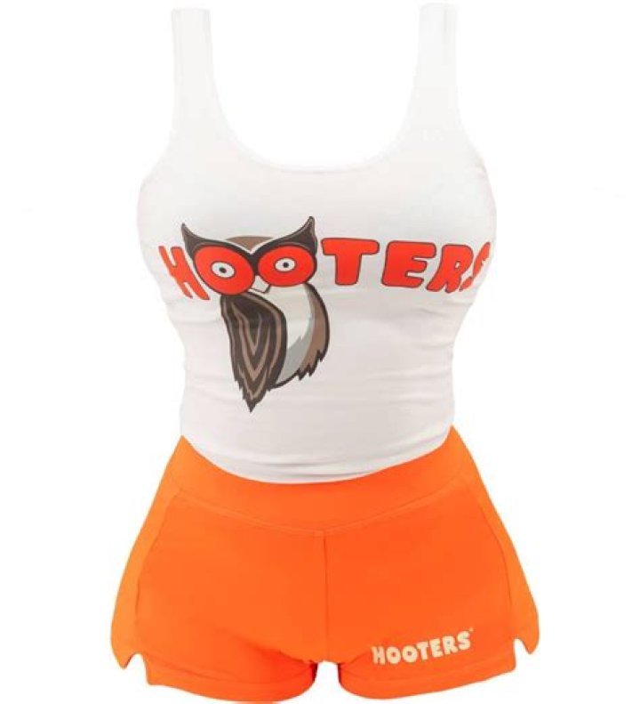 'Plus-size Hooters' in booty shorts spark debate