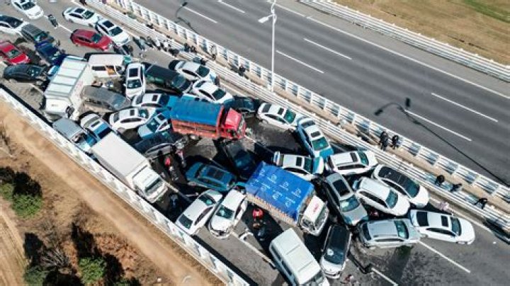 2 dead, 9 hospitalized in 35-vehicle pile-up on California's I-5