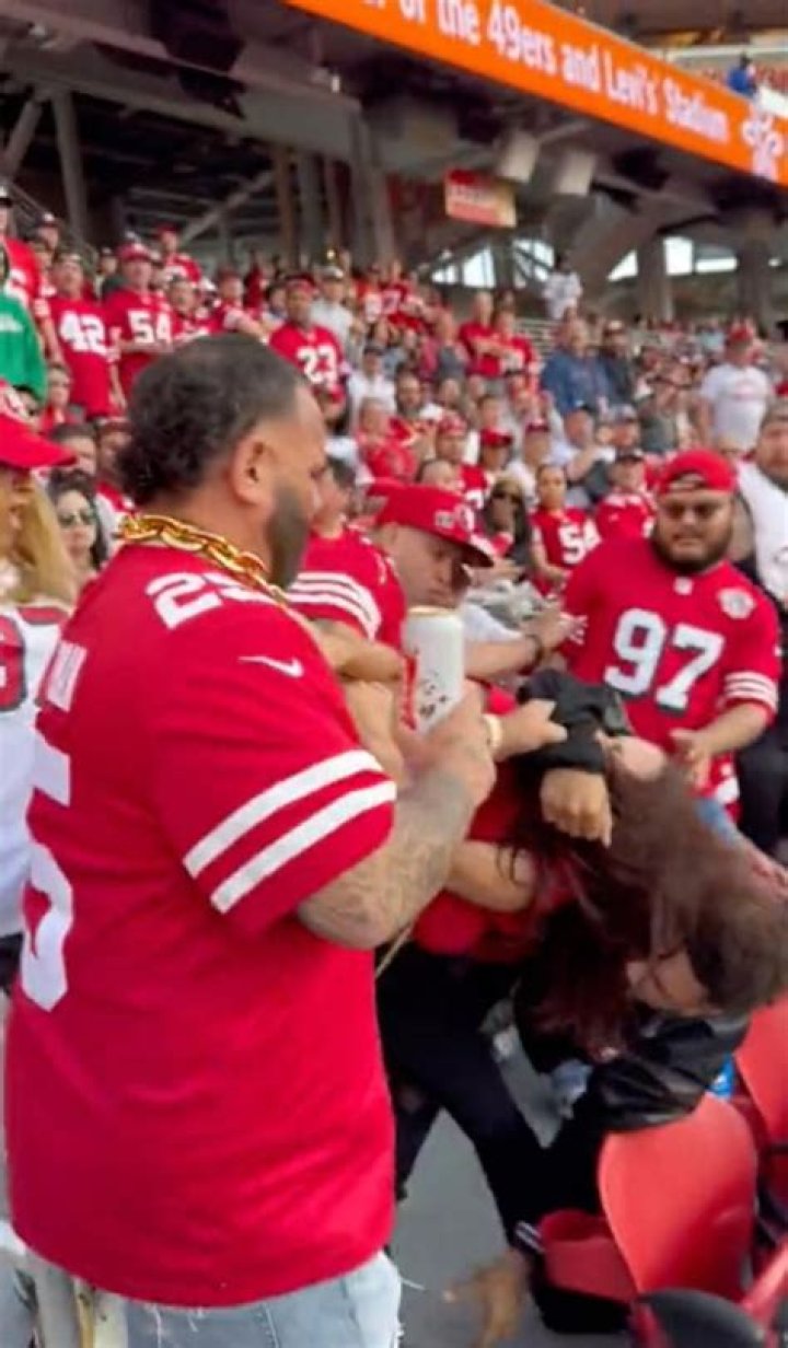 49ers fans get into massive brawl at Levi's Stadium