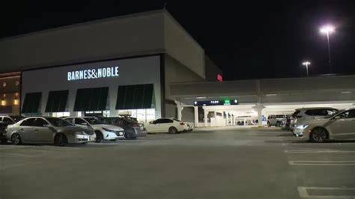 5 NJ mall employees overdose on fentanyl in parking garage