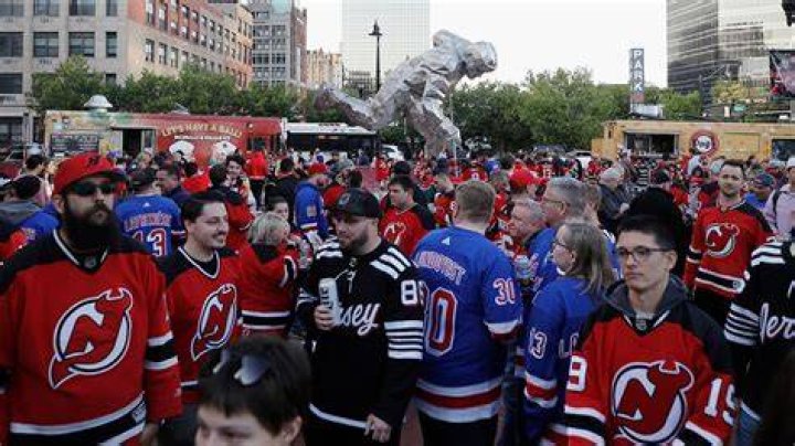50,000 Rangers, Devils fans see Yankee Stadium outdoor game