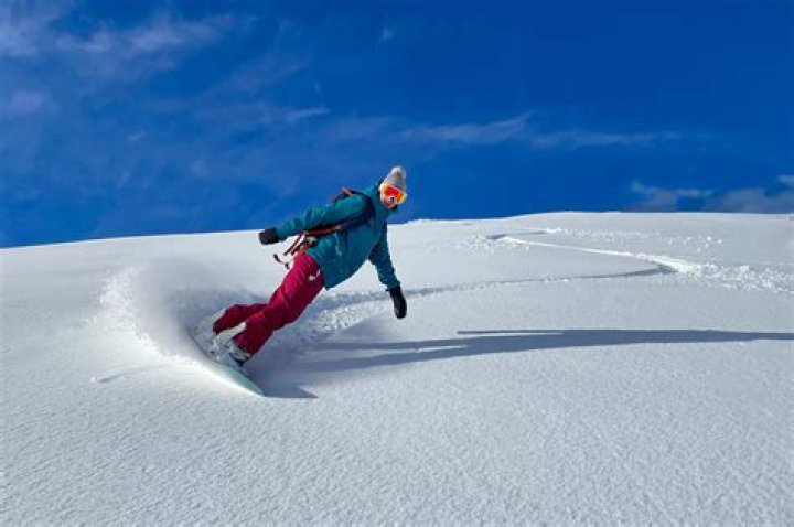 8 best end-of-season ski and snowboard sales to shop now