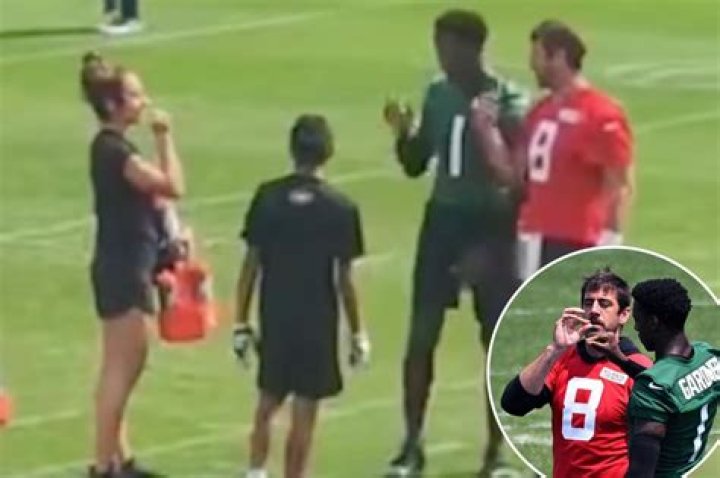 Aaron Rodgers, Sauce Gardner get water girl in blunt celebration