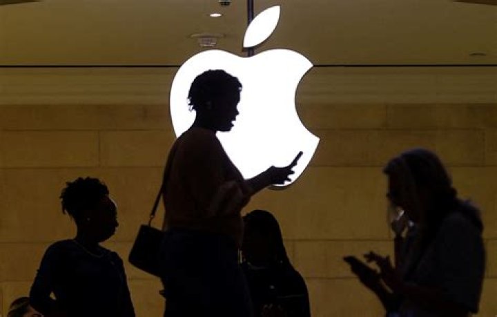 Apple users struggle to get funds out of Goldman-operated savings accounts