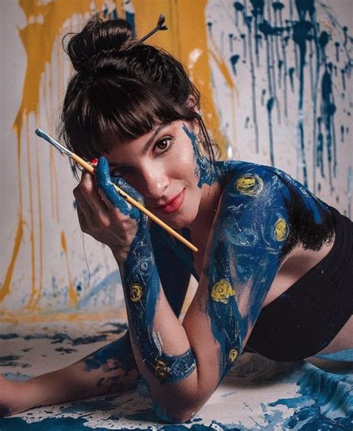 Bikini-clad dancer paints using her body as the brush (Video)