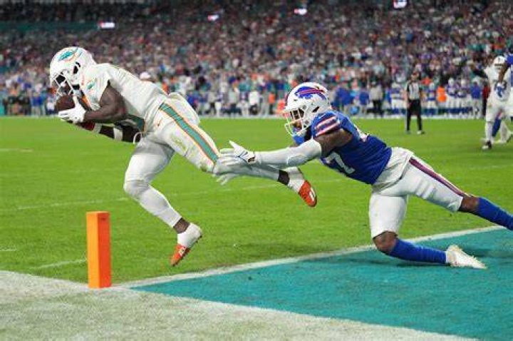 Bills stun Dolphins with fourth-quarter rally, win AFC East title