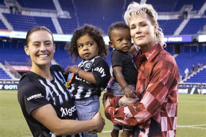 Brazilian soccer star Hulk having child with ex-wife's niece