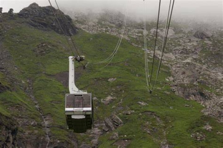 Cable car breaks on Swiss James Bond mountain, 400 rescued