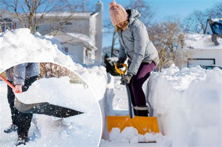 Calculator shows how many calories a person burns while shoveling snow