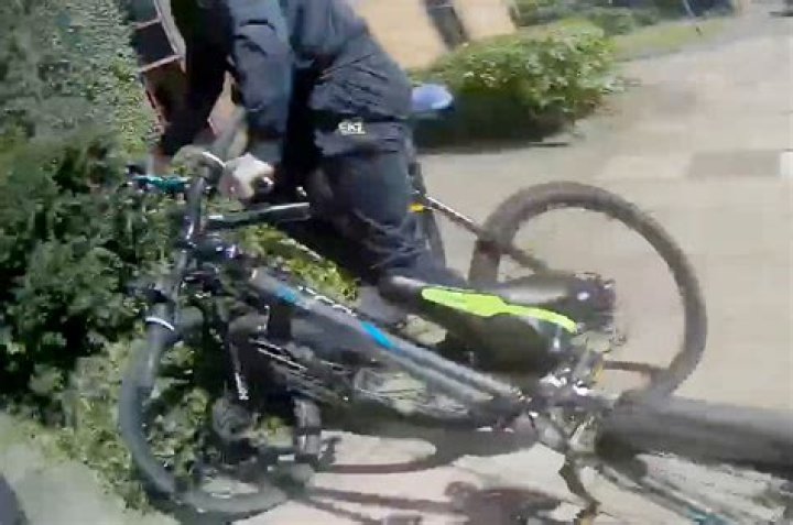 Cop commandeers civilian’s bike, tackles drug dealer in wild street chase: video