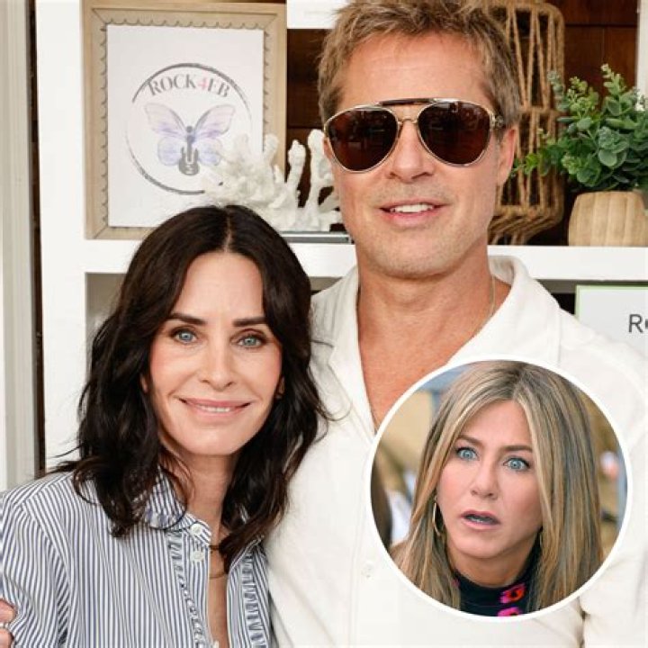 Courteney Cox photobombs shocked fans at iconic 'Friends' fountain: 'It's Monica!'