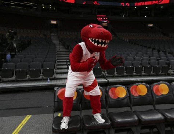Devin Booker beefs with Raptors mascot in final seconds of Suns win