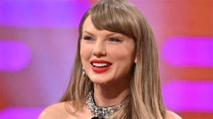 Dita Von Teese says Taylor Swift is the 'best experience' she's had teaching burlesque to an artist