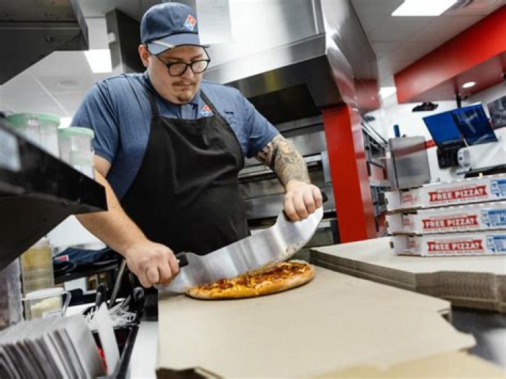 Domino’s worker makes a pizza blindfolded (Video)