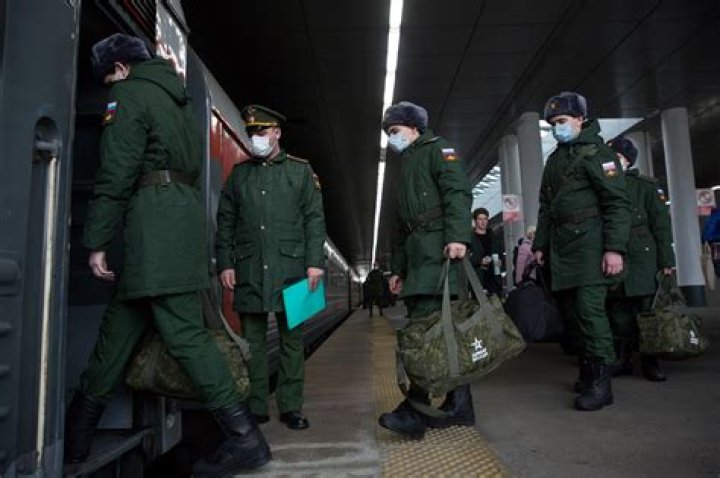 Drunk Russian soldier beats commander to death aboard train