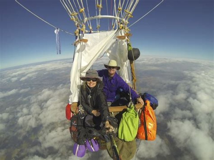 Elite pilots prepare to camp out in sky while competing in gas balloon race