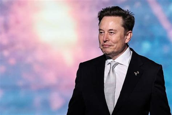 Elon Musk briefly suspends Taylor Lorenz's Twitter account