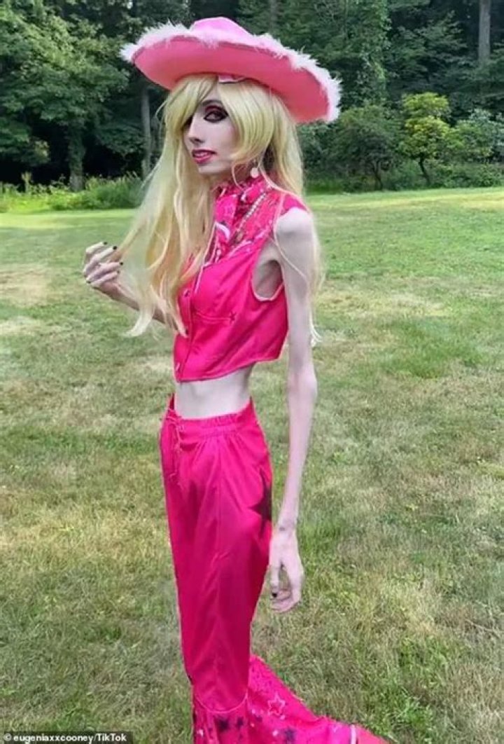 Eugenia Cooney's 'thin' figure sparks worry amid eating disorder: