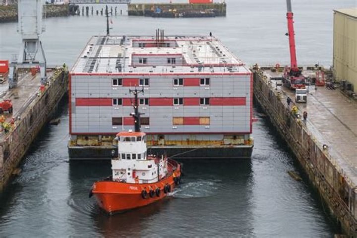 Giant 3-story barge arrives in UK to house 500 migrants