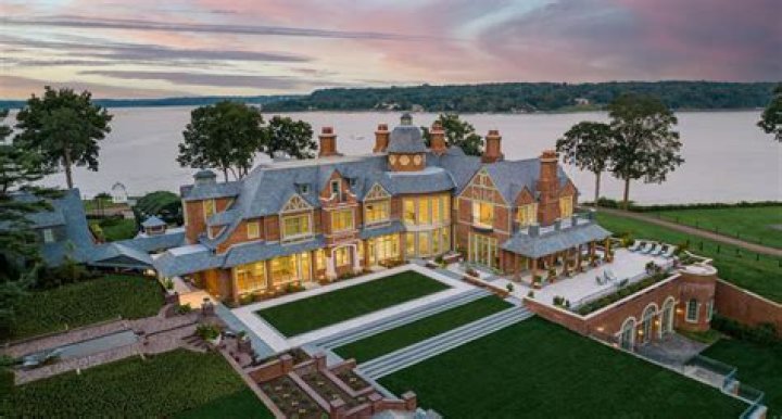 Hampton Jitney owner lists $5.8M waterfront estate