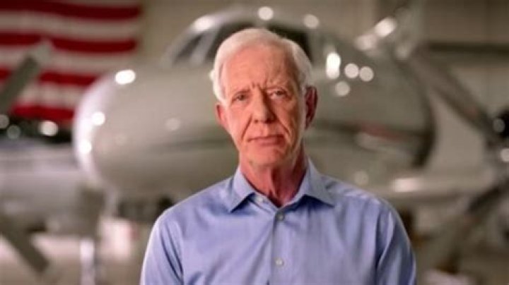 Hero 'Sully' reunites with plane passengers 15 years later