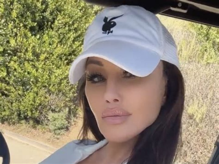 Holly Sonders is taking her steamy next chapter online