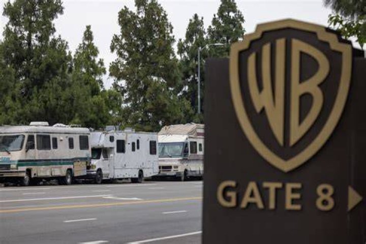 Homeless encampment takes over two-mile stretch of Hollywood