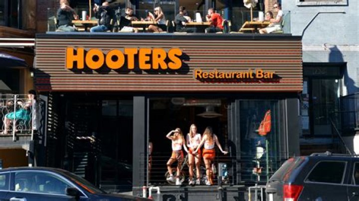 Hooters server reveals how much she makes in tips in TikTok