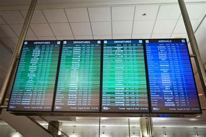 Hurricane Idalia cancels or delays hundreds of flights