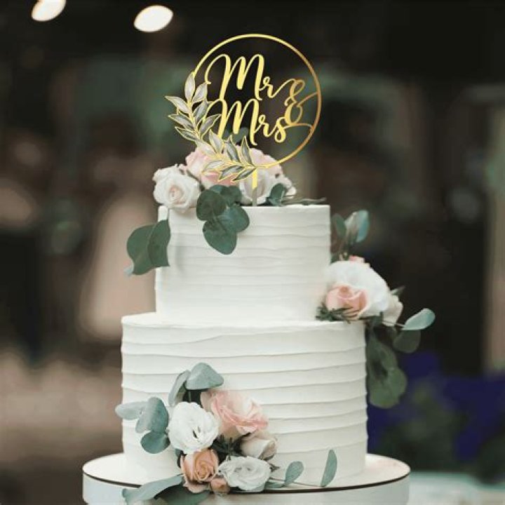 I'm a bridal expert and was shocked by stunning wedding cakes — at Walmart
