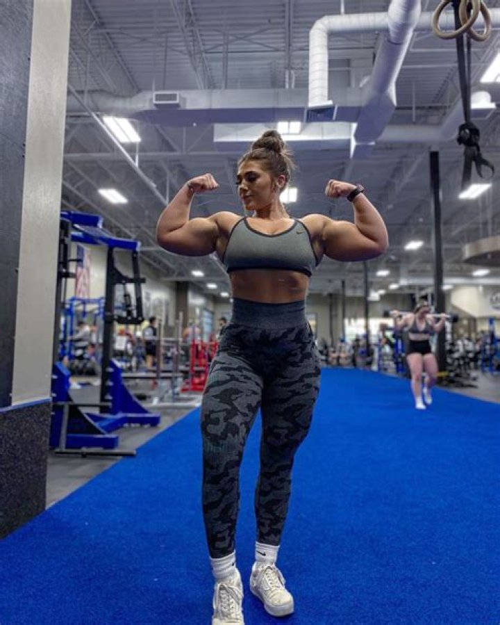I'm your typical pretty girl until I stand up: 'OMG muscle mommy!'
