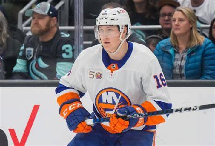 Islanders' Aatu Räty scores in 'surreal' NHL debut