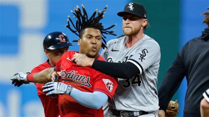 Jose Ramirez decks Tim Anderson during Guardians-White Sox brawl game
