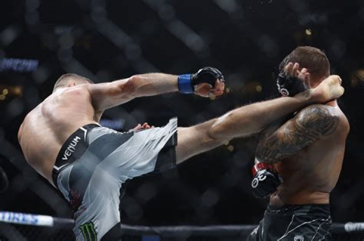 Justin Gaethje out-BMFs a BMF with head-kick KO at UFC 291