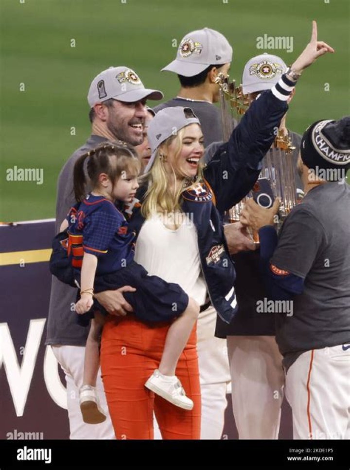 Justin Verlander reacts to wife Kate Upton's bikini photo