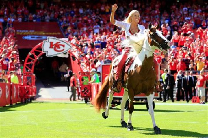 Kansas City Chiefs retire its horse mascot, Warpaint