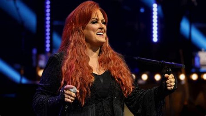 Kelly Clarkson's then-hubby told her she wasn't 'sexy' enough like Rihanna to be on 'The Voice': singer