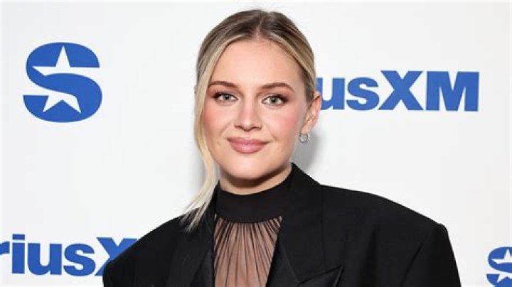 Kelsea Ballerini shares first message she sent to Chase Stokes