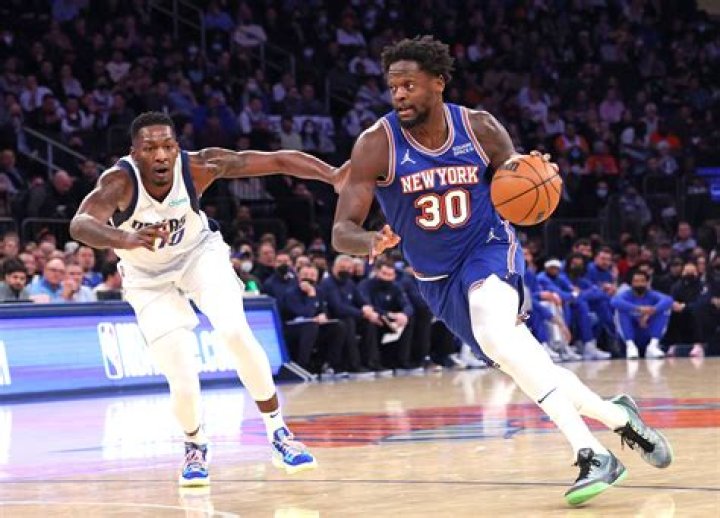 Knicks use balanced attack to rip Mavericks, reach .500