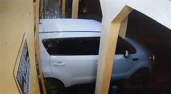 LA mob of over 100 looters takes over Compton bakery after car smashes through front door