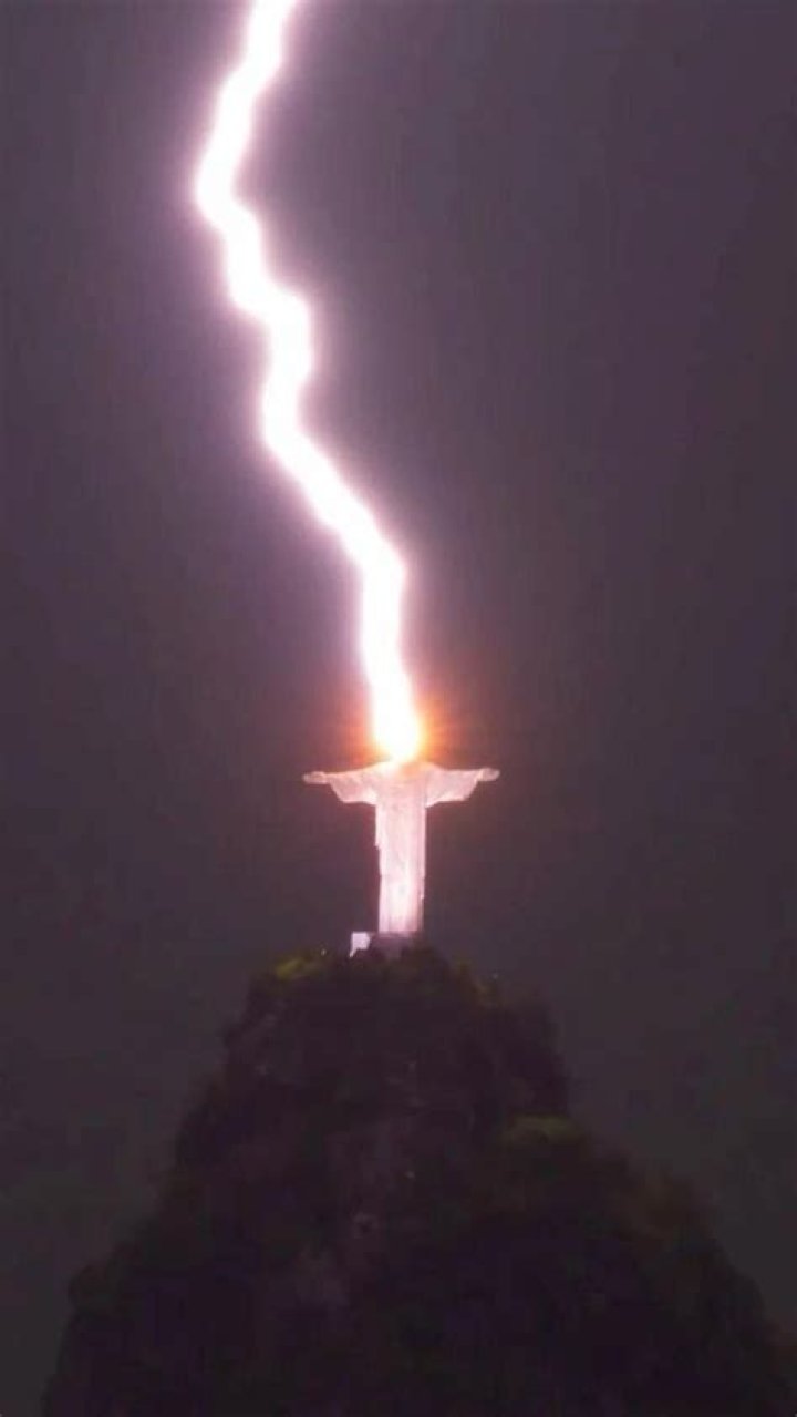Lightning breaks finger off Rio’s Christ statue