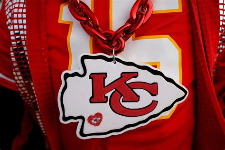 Longtime Kansas City Chiefs fan dies at team's training camp