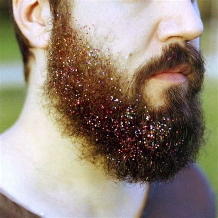 Men are covering their beards in glitter