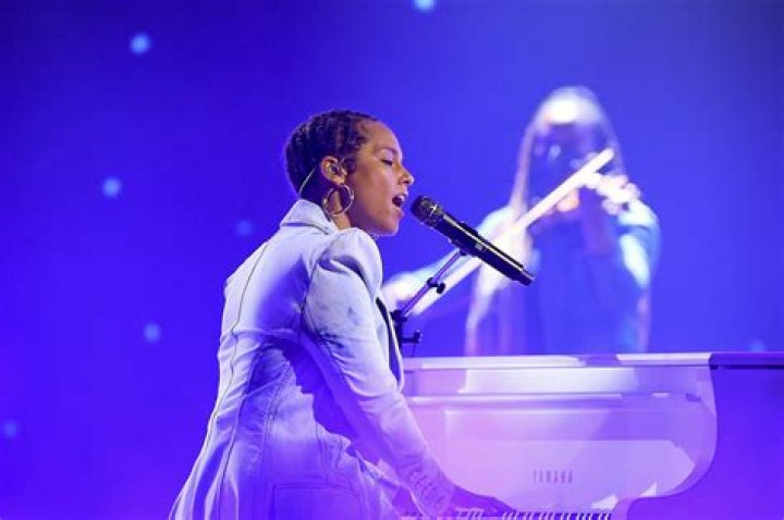 Michelle Obama salutes Alicia Keys at the Billboard Music Awards