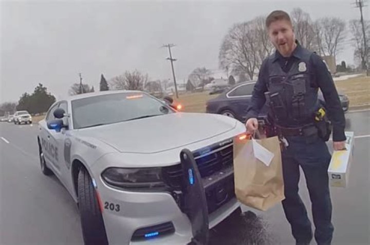 Michigan cop finishes DoorDash delivery for pregnant driver after crash