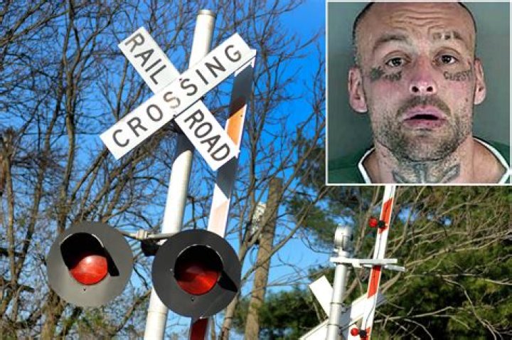 Naked Oregon man spends night atop sign, punches K-9