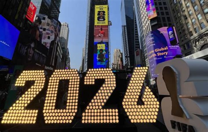 New Yorkers head to Times Square for 1st 'movie date' amid COVID